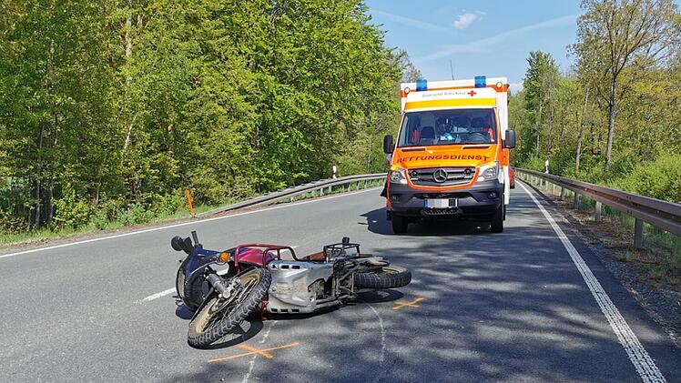 Ein 22 Jahre alter Motorradfahrer und seine 19 Jahre alte Beifahrerin prallten bei M&uuml;sch (Kreis Ahrweiler) auf einen PKW und wurden schwer verletzt.