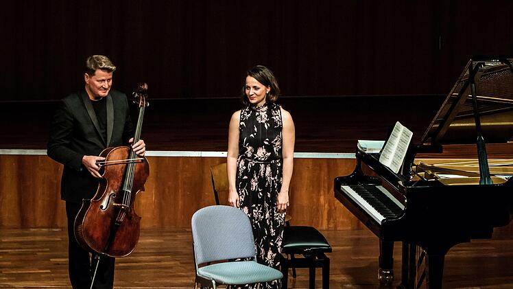 Lázló Fenyö und Julia Okruashvili bei ihrem Auftritt im Kongresshaus Rosengarten in Coburg.Foto: Jochen Berger