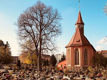 Nürnberg: Seniorin auf Johannisfriedhof eingesperrt - Feuerwehr mit ungewöhnlicher Rettungsktion