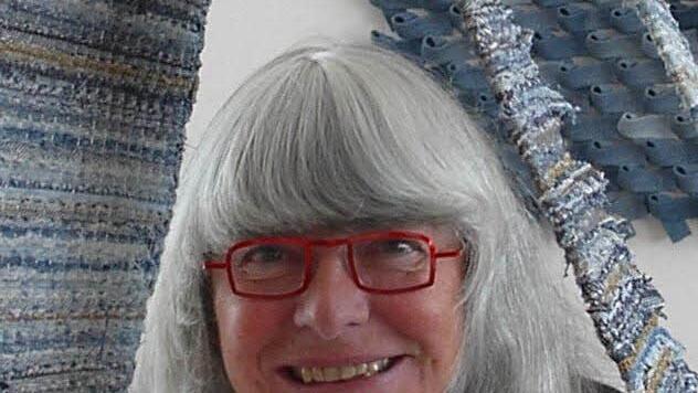 Sabine Weber aus Neunkirchen macht aus Jeansstoff Kunst. Fotos: Malbrich