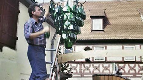 Eine Szene von den Anfängen: Karlo Weiß (auf der Leiter), Horst Hartmann (rechts) und weitere Helfer haben vor 30 Jahren in einem Hof den Riesen-Träubel aus Bocksbeutel-Flaschen aufgehängt. Eine enorme Arbeit. Heute gibt es diese Trauben allerdings nicht mehr.  Foto: Fotoclub Zeil