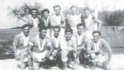 Die erste Mannschaft bei der Platzeinweihung am 18. April 1949 bildeten Fritz Schmitthammer, Micha Hegedüs, Hans Weichlein, Georg Knöchlein, Jakob Wirth (stehend v. l.) sowie Hans Klaus, Karl Rolle, Alois Süß, Edmund Richter, Harry Rolle und Konrad Amberger (vorne v. l.). Foto: privat