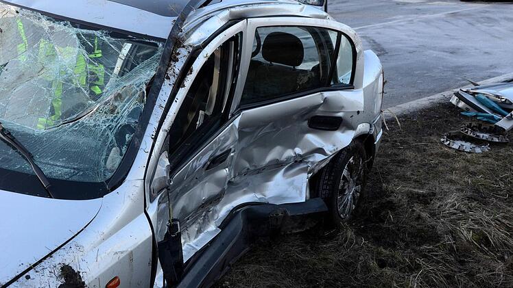 Vier Menschen wurden bei diesem Unfall zwischen Bad Bocklet und Aschach verletzt. Foto: Peter Rauch