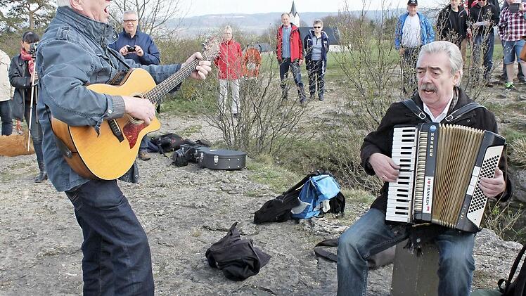 Gerd Backert (links) und der als "Frankensima" bekannte Philipp Simon Golez begleiteten die Fahnenhissung musikalisch.