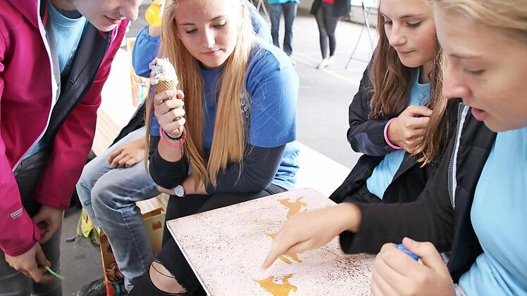Bei den Hanse Haus-Malern fertigten die Teilnehmer der Schülerolympiade mit Schablone und Farbe richtige kleine Kunstwerke, die am Ende natürlich interessiert begutachtet wurden.