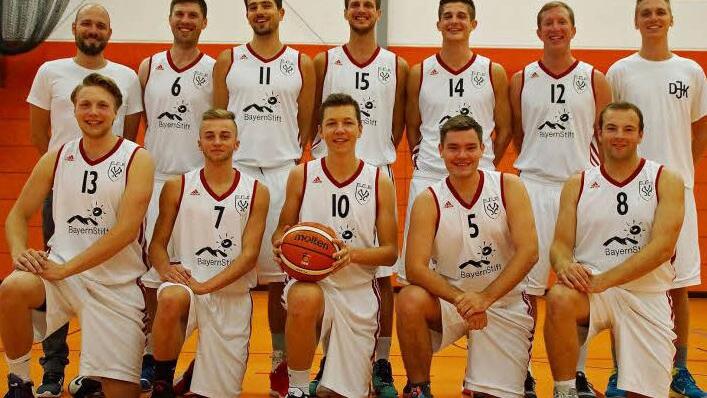 Die Korbjäger der DJK Eggolsheim um Coach Max Haider (hinten, Erster v. li.) haben den Klassenerhalt längst noch nicht abgeschrieben.  Foto: DJK Eggolsheim