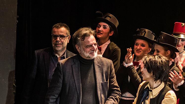 Reichlich Applaus gab es nach der Coburger Premiere der Familienoper "Pinocchio" am Landestheater für den Komponisten Pierangelo Valtinoni (vorne in der Mitte) und seinen Textdichter Paolo Madron.Foto: Jochen Berger