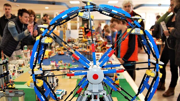 Eine Stadt mit allem, was dazugehört - vom Riesenrad bis zum Weltraumbahnhof. Foto: Sigismund von Dobschütz