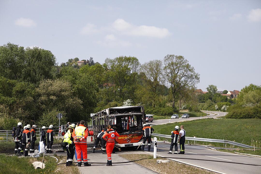 Mittelfranken: Vollbesetzter Schulbus fängt Feuer und brennt komplett aus