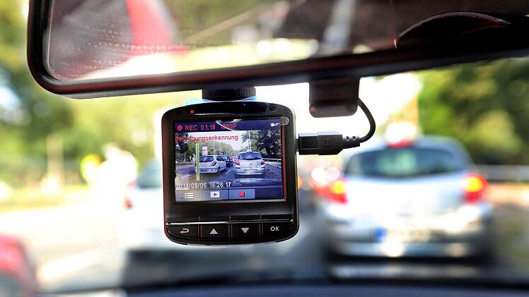 Dashcam an der Windschutzscheibe: Muss ein Gericht die Kamera als Beweismittel miteinbeziehen? Foto: Wolfgang Kumm / dpa