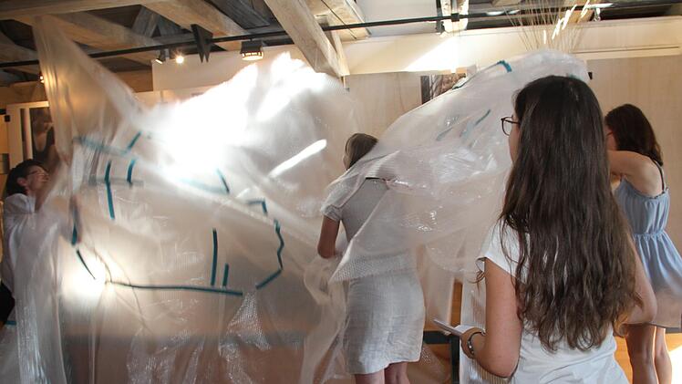 Die Absolventen enthüllten erst vor den Augen der Besucher ihre Abschlusstücke.