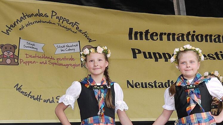 Die Trachtentanzgruppe der Grundschule Wildenheid-Haarbrücken gehört schon zum "Stammpersonal", wenn das Puppenfestival  eröffnet. Gestern präsentierten die Jungen und Mädchen vier Tänze. - Foto: Berthold Köhler