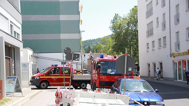 Noch am Mittwochmittag hielt die Feuerwehr Wache am Brandherd in der Hemmerich-Stra&szlig;e. Foto: Johannes Schlereth