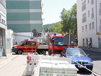 Noch am Mittwochmittag hielt die Feuerwehr Wache am Brandherd in der Hemmerich-Straße. Foto: Johannes Schlereth