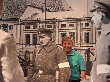 Zeitsprung: Archivleiter Horst Gehringer schmuggelt sich in eine Szene aus dem Jahr 1919, als Bamberg Bayerns Hauptstadt war. Foto: Diana Fuchs