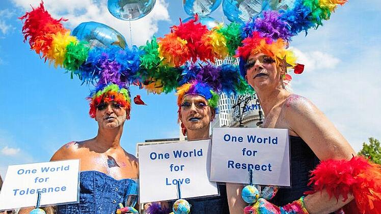 &Auml;hnlich wie hier 2018 in Berlin soll der Erlanger Christopher Street Day f&uuml;r Toleranz und Respekt werben. Foto: Paul Zinken, dpa