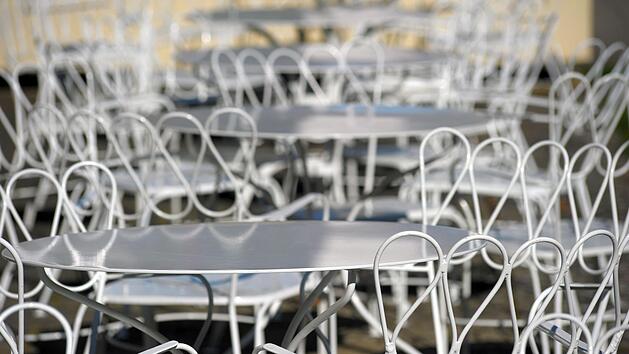Nichts wird es vorerst aus der Bewirtung im Freien: Die Stühle und Tische des Kurgartencafés bleiben wie die vieler anderer Gastronomiebetriebe weiterhin leer.