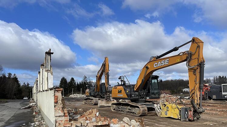 Der  Abriss der Gebäude der  ehemaligen Philipp Vorndran Holzwerke hat längst begonnen. Foto: Sebastian Schmitt