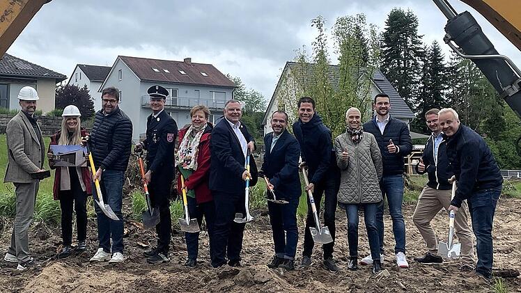 Volkach erh&auml;lt neues Feuerwehrhaus - Bauarbeiten beginnen mit Spatenstich