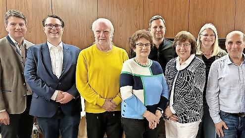 Sandro Kirchner (von links) ehrte langj&auml;hrige Mitglieder: Frederik K&ouml;nig, Lothar Hoffmann, Waltraud Kl&uuml;ber, Stephan Patzer, Gundula Langeworth, Andrea Schubert und Wolfgang Reichelt.