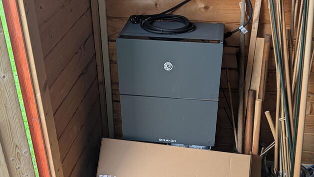 Der Solakon ONE ist ein innovatives Speichersystem, das speziell für Balkonkraftwerke entwickelt wurde. Unser Leser Günter hat sich ein Bild gemacht.