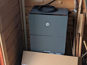Der Solakon ONE ist ein innovatives Speichersystem, das speziell für Balkonkraftwerke entwickelt wurde. Unser Leser Günter hat sich ein Bild gemacht.