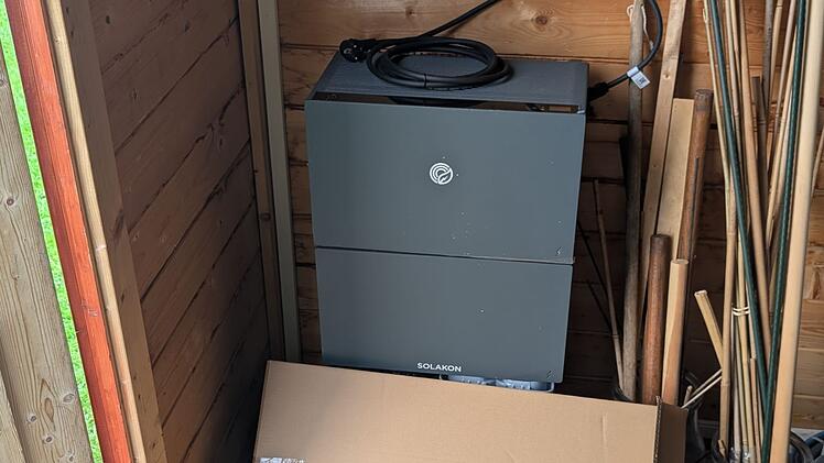 Der Solakon ONE ist ein innovatives Speichersystem, das speziell für Balkonkraftwerke entwickelt wurde. Unser Leser Günter hat sich ein Bild gemacht.