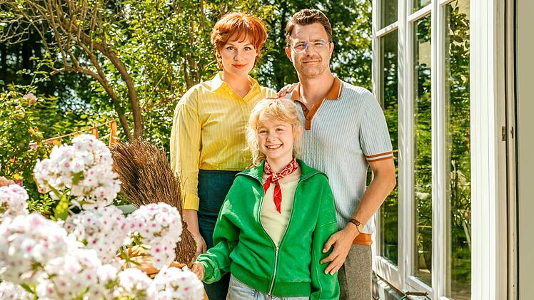 Bibi Blocksberg startet am 11. Dezember in ein neues Abenteuer. Ihre Mutter Barbara (Rosalie Thomass) und ihr Vater Bernhard (Friedrich Mücke) stehen hinter der jungen Hexe.