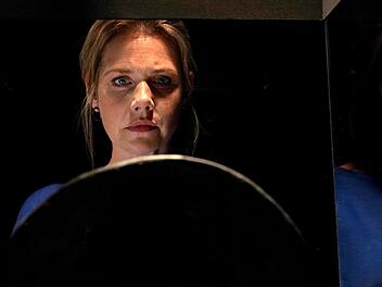 Kim (Felicitas Woll) ger&auml;t einmal mehr in den Bann der Himmelsscheibe von Nebra. Lastet auf ihr wirklich ein Fluch?