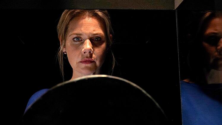 Kim (Felicitas Woll) ger&auml;t einmal mehr in den Bann der Himmelsscheibe von Nebra. Lastet auf ihr wirklich ein Fluch?