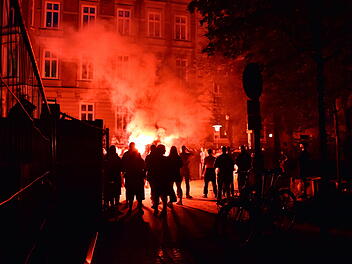 Ermittlungen nach gez&uuml;ndeten bengalischen Fackeln vor Bar in W&uuml;rzburg