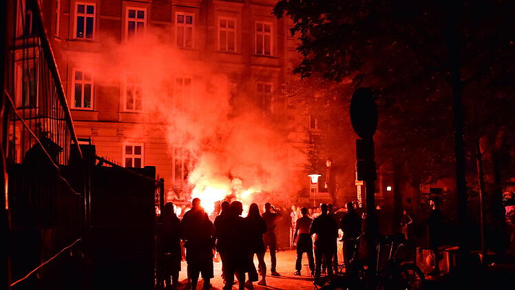 Ermittlungen nach gez&uuml;ndeten bengalischen Fackeln vor Bar in W&uuml;rzburg