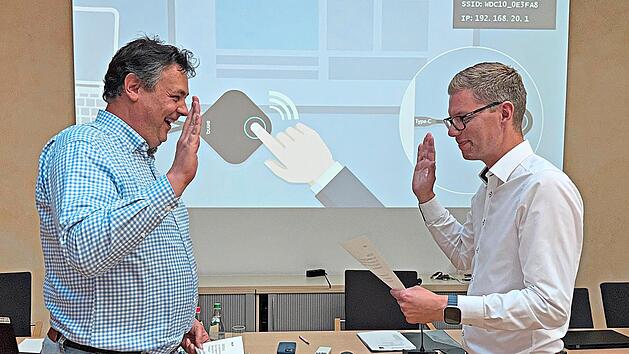 Ricardo Engel (l.) wird von B&uuml;rgermeister Timo Wendel vereidigt.Gerd Ankermann