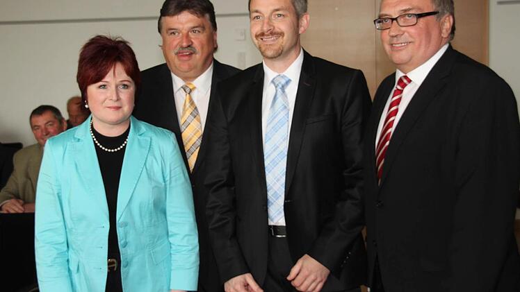 Die neue Landkreis-Spitze ist komplett: Landrat Klaus Peter Söllner (Zweiter von links), den die Bürger für eine vierte Amtszeit wiedergewählt haben, zusammen mit seinem Stellvertreter Jörg Kunstmann (rechts daneben) und den beiden weiteren Stellvertretern Christina Flauder und Dieter Schaar.