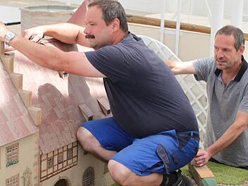 Kurgärtner Stefan Reichert und sein Chef Martin Christ besuchen hier nicht etwa Liliput, sie bereiten den Rakoczyfestwagen mit dem Motiv des Schlosses Aschach vor. Foto: Thomas Mäuser