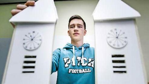 Fabian (18) hat sich für eine Variante mit zwei Kirchtürmen entschieden. Die Dachkonstruktion des linken Turms will aber noch nicht recht halten. Auffällig: Die zwei Turmuhren.  Fotos: Hendrik Steffens