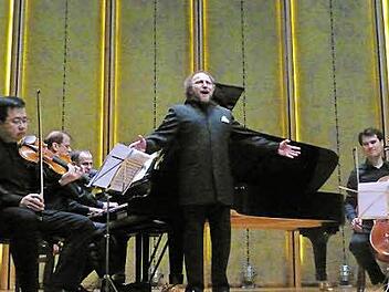 Präsentierten Schlager aus der Zeit vor 120 Jahren: der Geiger Feng Ning, der Pianist Donald Sulzen, der Bassbariton Daniel Kotlinski und der Cellist Danjulo Ishizaka. Foto: Ahnert
