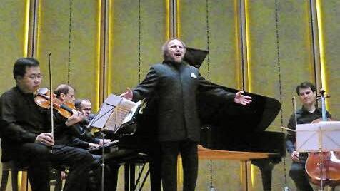 Präsentierten Schlager aus der Zeit vor 120 Jahren: der Geiger Feng Ning, der Pianist Donald Sulzen, der Bassbariton Daniel Kotlinski und der Cellist Danjulo Ishizaka. Foto: Ahnert