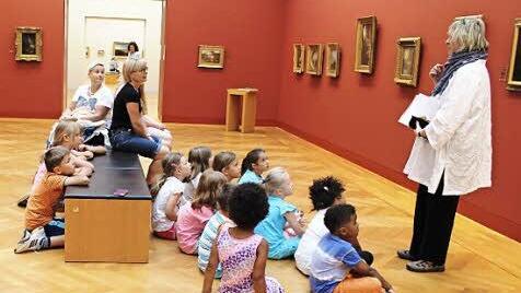 Museumsp&auml;dagogin Christine Friedrich-Wei&szlig; f&uuml;hrte durch das Georg-Sch&auml;fer-Museum. Foto: Frauenunion/CSU