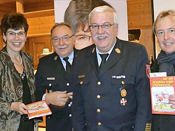 Kreisbrandrat Bernhard Ziegmann (2. von rechts) und Kreisbrandmeister Albert Tornau (3. von rechts) bedankten sich bei den beiden Abgeordneten für ihren Einsatz und überreichten das vom Kreisfeuerwehrverband Bamberg erarbeitete Hausaufgabenheft für die 4. Klassen. Es enthält eine Fülle von Informationen, Hinweisen und wertvollen Tipps und ist ein wichtiges Standbein für die Jugendarbeit des Verbands. Foto: Spörlein