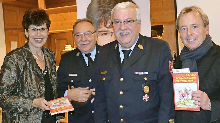 Kreisbrandrat Bernhard Ziegmann (2. von rechts) und Kreisbrandmeister Albert Tornau (3. von rechts) bedankten sich bei den beiden Abgeordneten für ihren Einsatz und überreichten das vom Kreisfeuerwehrverband Bamberg erarbeitete Hausaufgabenheft für die 4. Klassen. Es enthält eine Fülle von Informationen, Hinweisen und wertvollen Tipps und ist ein wichtiges Standbein für die Jugendarbeit des Verbands. Foto: Spörlein