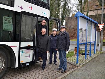 Machen in Aschach gemeinsame Sache im Sinne der Verkehrssicherheit (v. l.): 2. Bürgermeister Andreas Sandwall, Michael Schäder, Nahverkehrsbeauftragter des Landkreises, Verkehrsfachmann Lothar Manger von der Bad Kissinger Polizei und Peter Nietsch, Leiter des Straßenamtes und Verkehrssicherheitsbeaufragter im Landkreis. Sie stehen an der neuen Bushaltestelle am Schlossparkplatz. Foto: Kathrin Kupka-Hahn
