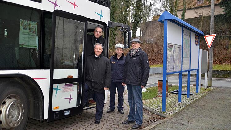 Machen in Aschach gemeinsame Sache im Sinne der Verkehrssicherheit (v. l.): 2. Bürgermeister Andreas Sandwall, Michael Schäder, Nahverkehrsbeauftragter des Landkreises, Verkehrsfachmann Lothar Manger von der Bad Kissinger Polizei und Peter Nietsch, Leiter des Straßenamtes und Verkehrssicherheitsbeaufragter im Landkreis. Sie stehen an der neuen Bushaltestelle am Schlossparkplatz. Foto: Kathrin Kupka-Hahn