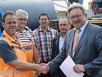 Bürgermeister Hans Pietz (rechts) gratuliert Daniel Bartsch (links) zur bestandenen Prüfung zur Fachkraft für Wasserversorgungstechnik. Mit im Bild ab 2. v. l., Ulrich Müller, Andreas Schorn, Edmund Lang. Foto: K.- H. Hofmann