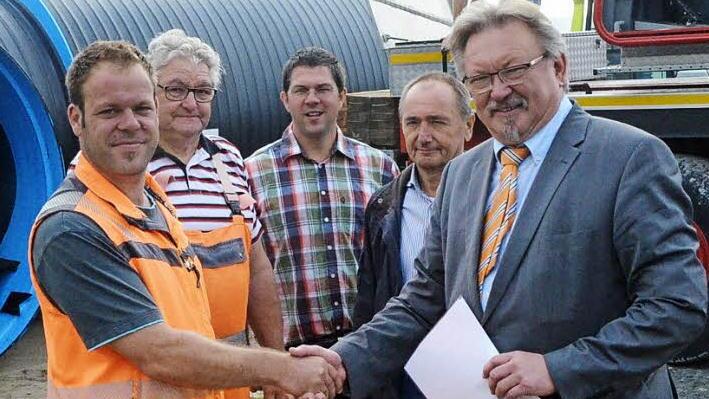 Bürgermeister Hans Pietz (rechts) gratuliert Daniel Bartsch (links) zur bestandenen Prüfung zur Fachkraft für Wasserversorgungstechnik. Mit im Bild ab 2. v. l., Ulrich Müller, Andreas Schorn, Edmund Lang. Foto: K.- H. Hofmann