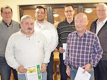 Zweiter Vorsitzender Wolfgang Bauer und Kreisvorsitzender Alexander Blessinger (hinten, von links) mit den geehrten Mitgliedern (hinten, nach rechts) Josef Müller und Jochen Neumann sowie (vorne, von links) Reinhold Hammerlindl und Stefam Hantzsch Foto: Thomas Micheel