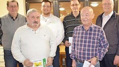 Zweiter Vorsitzender Wolfgang Bauer und Kreisvorsitzender Alexander Blessinger (hinten, von links) mit den geehrten Mitgliedern (hinten, nach rechts) Josef Müller und Jochen Neumann sowie (vorne, von links) Reinhold Hammerlindl und Stefam Hantzsch Foto: Thomas Micheel