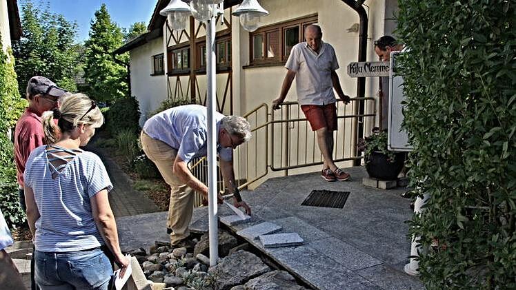 Bürgermeister Helmut Dietz (Mitte), als er dem Bauausschuss im Juli  die verschiedenen Bodenbeläge erläutert. Mit im Bild die Gemeinderäte Gerald Karl und Jürgen Fromm (von rechts) und die Ortssprecher Marion Leonhardt und Norbert Lohneiß (von links).    Helmut Will