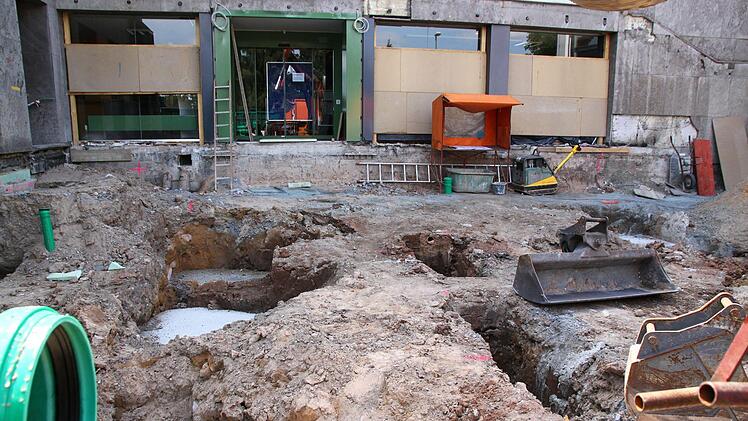 Das Landratsamt Kulmbach ist derzeit an mehreren Stellen eine Baustelle. Hier ein Blick auf den  Eingangsbereich. Foto: Jürgen Gärtner