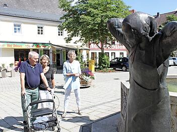 Gerhard und Ilse Schmidt machen mit Angela Theiler (r.) Halt am Brunnen am Ebermannstadter Marktplatz.  Foto: Carmen Schwind